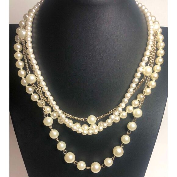 1044 Lot of 3 faux pearl demure layering necklaces Cream & gold tone - Picture 1 of 3